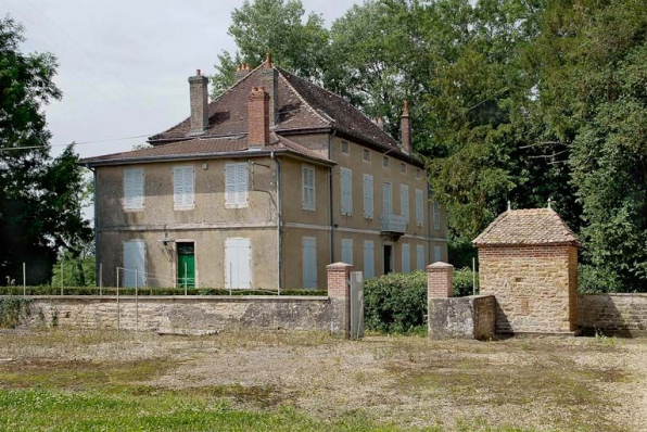 L'ensemble lié au château de Lusigny, sur la rive gauche de la Seille, en hauteur, est déjà indiqué sur le cadastre napoléonien. Il se compose d'un corps de logis rectangulaire, placé perpendiculairement à la rivière, et entouré d'un jardin au 19e siècle, et d'un hameau avec quelques fermes. © Région Bourgogne-Franche-Comté, Inventaire du patrimoine