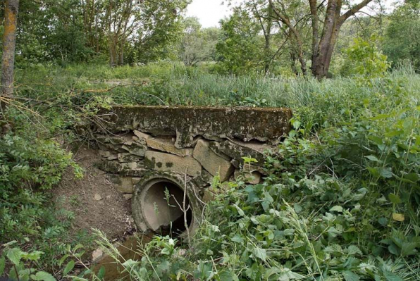 L'aqueduc a été modifié par le passage d'une buse en béton. © Région Bourgogne-Franche-Comté, Inventaire du patrimoine L'aqueduc a été modifié par le passage d'une buse en béton. © Région Bourgogne-Franche-Comté, Inventaire du patrimoine