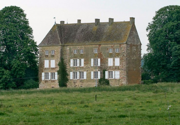 Le château de la Villeneuve est à 5 km de la rive gauche de la Seille. Fondé au 13e siècle, il était entouré d'eau, comme le montrent les restes de fossés encore visibles. Un système complexe de rigoles artificielles et d'étangs-réserves permettait de remplir rapidement les douves. L'enceinte comprend une ancienne grange et un pigeonnier. Le logis de plan en L a été probablement construit au 17e siècle. De ce château dépendait une halle et une ancienne chapelle, détruites. © Région Bourgogne-Franche-Comté, Inventaire du patrimoine