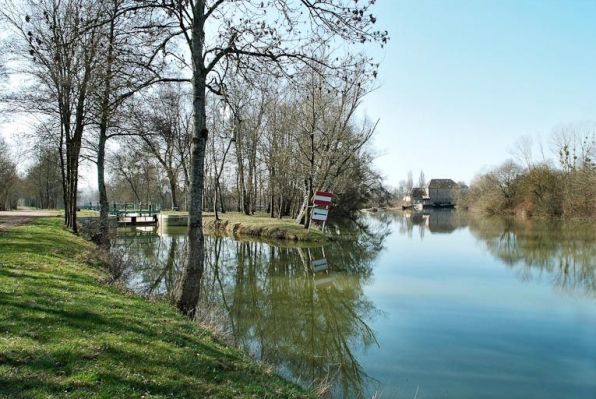 Vue d'ensemble du site d'écluse de Loisy sur la dérivation du canal. A droite, le moulin de Loisy. © Région Bourgogne-Franche-Comté, Inventaire du patrimoine