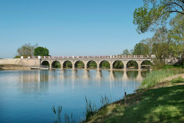 Barrage et pont de La Truchère, vus de la rive droite de la Seille. © Région Bourgogne-Franche-Comté, Inventaire du patrimoine