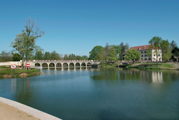 Barrage et pont de La Truchère à gauche, moulin à droite, vus de la rive gauche de la Seille. © Région Bourgogne-Franche-Comté, Inventaire du patrimoine