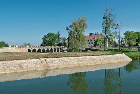 Barrage et pont de La Truchère à gauche, moulin à droite, au fond. Au premier plan : perré de l'écluse de La Truchère. © Région Bourgogne-Franche-Comté, Inventaire du patrimoine