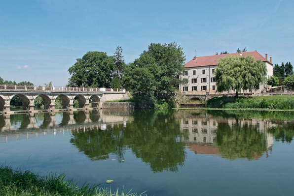 Barrage et pont de La Truchère à gauche, moulin à droite, vus de la rive droite de la Seille. © Région Bourgogne-Franche-Comté, Inventaire du patrimoine