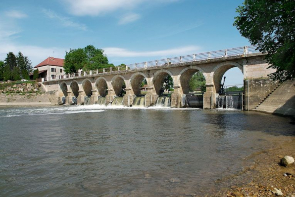 Barrage et pont de La Truchère, vus de la rive gauche de la Seille. © Région Bourgogne-Franche-Comté, Inventaire du patrimoine