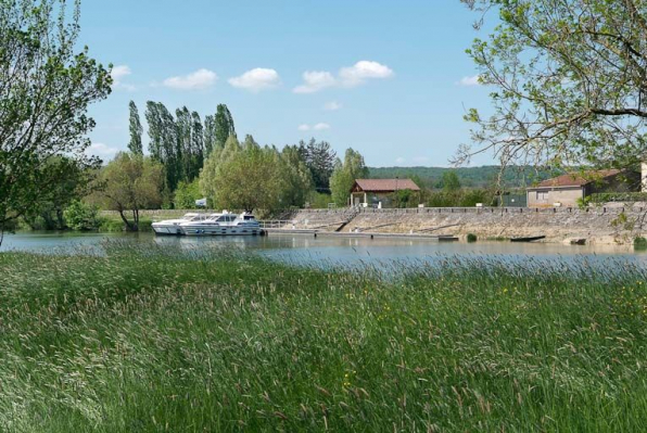 Digue protégeant La Truchère, avec port. © Région Bourgogne-Franche-Comté, Inventaire du patrimoine