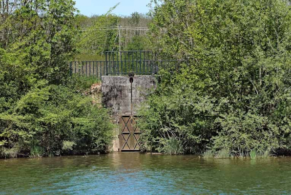 Vanne de l'aqueduc, Seille au premier plan. © Région Bourgogne-Franche-Comté, Inventaire du patrimoine