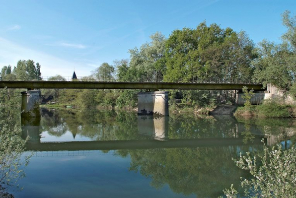 Pont de chemin de fer désaffecté, vue d'ensemble. © Région Bourgogne-Franche-Comté, Inventaire du patrimoine Pont de chemin de fer désaffecté, vue d'ensemble. © Région Bourgogne-Franche-Comté, Inventaire du patrimoine