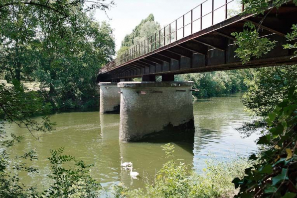 Pont de chemin de fer désaffecté. © Région Bourgogne-Franche-Comté, Inventaire du patrimoine Pont de chemin de fer désaffecté. © Région Bourgogne-Franche-Comté, Inventaire du patrimoine