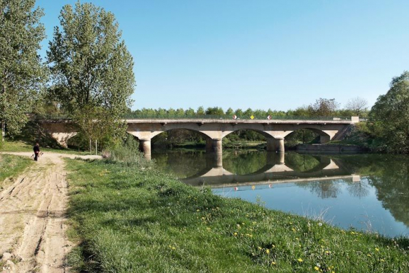 Pont vu d'amont. © Région Bourgogne-Franche-Comté, Inventaire du patrimoine Pont vu d'amont. © Région Bourgogne-Franche-Comté, Inventaire du patrimoine