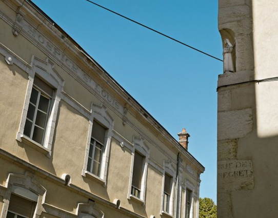 Bâtiment en U, élévation sur la rue de Traves : détail. © Région Bourgogne-Franche-Comté, Inventaire du patrimoine