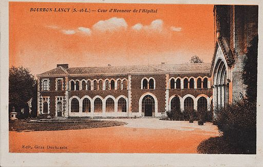BOURBON-LANCY (S.-et-L.) - Cour d'Honneur de l'Hôpital (Edit. Gras Duchassin). © Région Bourgogne-Franche-Comté, Inventaire du patrimoine