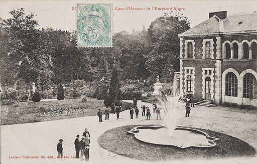 BOURBON-LANCY - Cour d'Honneur de l'Hospice d'Aligre (Laurent Taillandier, lib.-édit., Bourbon-Lancy). © Région Bourgogne-Franche-Comté, Inventaire du patrimoine