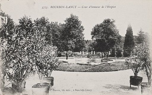 5775. BOURBON-LANCY - Cour d'honneur de l'Hospice (Perrin, lib.-édit., à Bourbon-Lancy). © Région Bourgogne-Franche-Comté, Inventaire du patrimoine