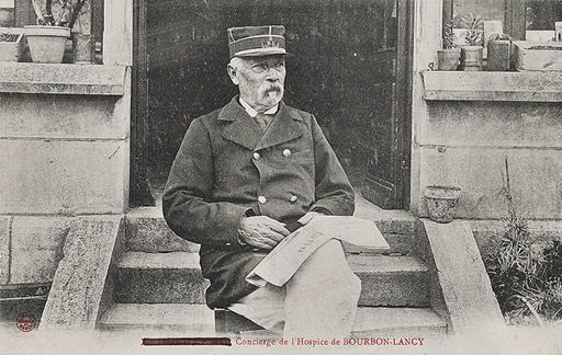 L. DUSUZEAU, Concierge de l'Hospice de BOURBON-LANCY. © Région Bourgogne-Franche-Comté, Inventaire du patrimoine