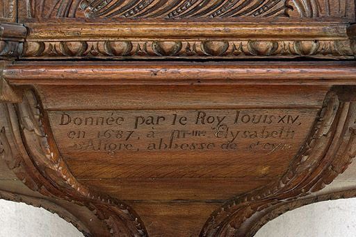 Détail de la cuve : inscription. © Région Bourgogne-Franche-Comté, Inventaire du patrimoine