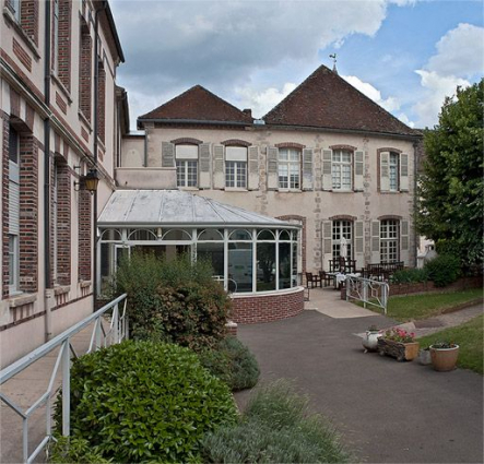 Façade sur cour du bâtiment situé dans l'angle nord-est. © Région Bourgogne-Franche-Comté, Inventaire du patrimoine