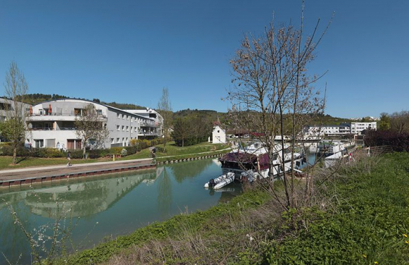 Vue d'ensemble (à gauche) avec le port de Plombières au premier plan. © Région Bourgogne-Franche-Comté, Inventaire du patrimoine