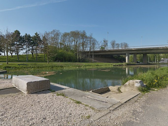 Tête amont de l'écluse, rive gauche : le lavoir domestique du site d'écluse. A l'arrière-plan, le pont isolé IA21003788. © Région Bourgogne-Franche-Comté, Inventaire du patrimoine