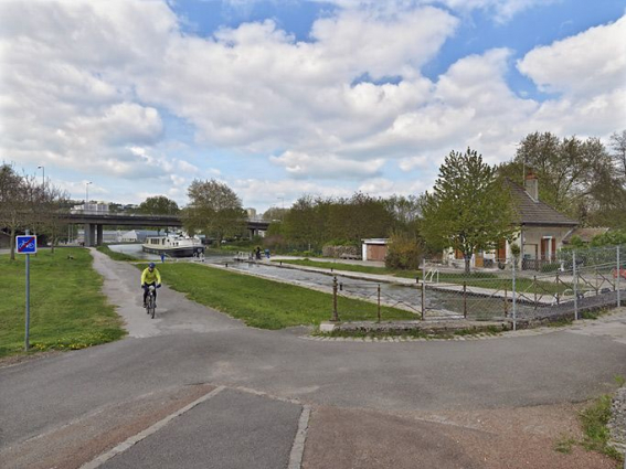 Vue d'ensemble : le site d'écluse, le pont ancien sur écluse peu visible car dissimulé par le nouveau pont avec des garde-corps bleus. © Région Bourgogne-Franche-Comté, Inventaire du patrimoine