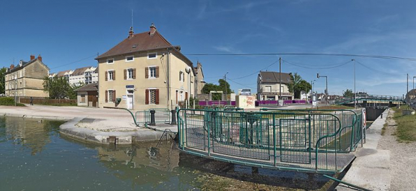 Façade de la maison éclusière donnant sur le port. A droite, le sas. Sur la gauche, on aperçoit la maison de perception. © Région Bourgogne-Franche-Comté, Inventaire du patrimoine