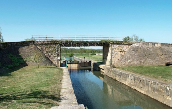 Vue d'ensemble du site d'écluse de La Truchère : pont sur écluse. © Région Bourgogne-Franche-Comté, Inventaire du patrimoine
