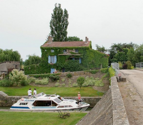 Le site d'écluse de La Truchère : le sas. A l'arrière-plan, la maison éclusière. © Région Bourgogne-Franche-Comté, Inventaire du patrimoine