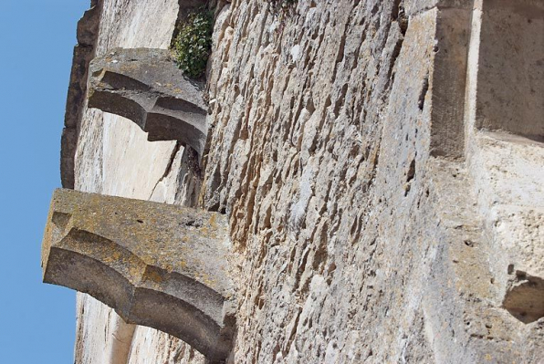 Les corbeaux soutenant le chemin de ronde. © Région Bourgogne-Franche-Comté, Inventaire du patrimoine Les corbeaux soutenant le chemin de ronde. © Région Bourgogne-Franche-Comté, Inventaire du patrimoine