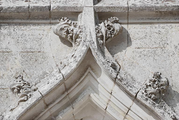 Sculpture de la porte du grand logis de face. © Région Bourgogne-Franche-Comté, Inventaire du patrimoine Sculpture de la porte du grand logis de face. © Région Bourgogne-Franche-Comté, Inventaire du patrimoine