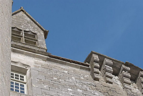 Fenêtre du mur sud surmontée d'une accolade sculptée d'un escargot : vue en contre-plongée. © Région Bourgogne-Franche-Comté, Inventaire du patrimoine Fenêtre du mur sud surmontée d'une accolade sculptée d'un escargot : vue en contre-plongée. © Région Bourgogne-Franche-Comté, Inventaire du patrimoine