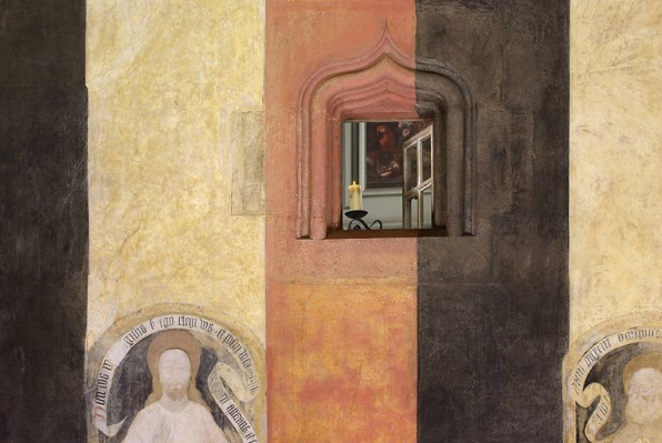 Le mur de la porte d'entrée de la chapelle : la fenêtre permettant de suivre la messe depuis le premier étage du grand logis. © Région Bourgogne-Franche-Comté, Inventaire du patrimoine Le mur de la porte d'entrée de la chapelle : la fenêtre permettant de suivre la messe depuis le premier étage du grand logis. © Région Bourgogne-Franche-Comté, Inventaire du patrimoine