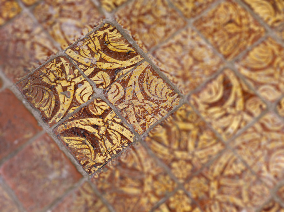 Carreaux de pavement de la chapelle : détail. © Région Bourgogne-Franche-Comté, Inventaire du patrimoine Carreaux de pavement de la chapelle : détail. © Région Bourgogne-Franche-Comté, Inventaire du patrimoine