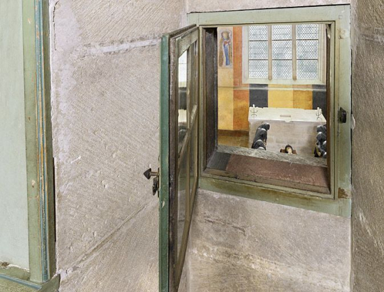 Petite fenêtre dans la grande chambre des petits appartements du grand logis permettant de suivre la messe dans la chapelle. © Région Bourgogne-Franche-Comté, Inventaire du patrimoine Petite fenêtre dans la grande chambre des petits appartements du grand logis permettant de suivre la messe dans la chapelle. © Région Bourgogne-Franche-Comté, Inventaire du patrimoine