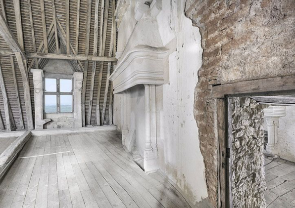 Combles : au-dessus du grand logis, partie droite. Mur de séparation avec la tour carrée. Cheminée et fenêtre à montants sculptés. © Région Bourgogne-Franche-Comté, Inventaire du patrimoine Combles : au-dessus du grand logis, partie droite. Mur de séparation avec la tour carrée. Cheminée et fenêtre à montants sculptés. © Région Bourgogne-Franche-Comté, Inventaire du patrimoine