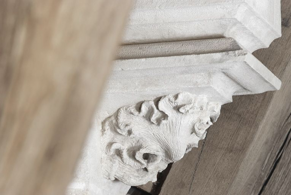 Combles : au-dessus du grand logis, partie droite. Fenêtre à montants sculptés : détail du montant gauche. © Région Bourgogne-Franche-Comté, Inventaire du patrimoine