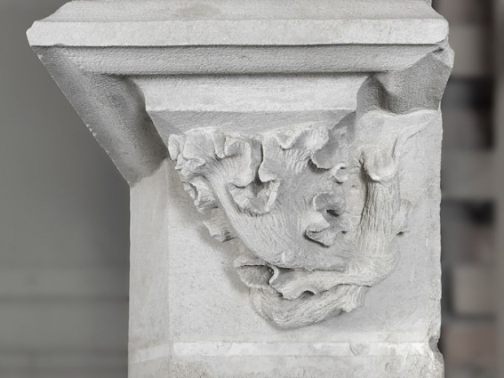 Combles : au-dessus du grand logis, partie droite. Fenêtre à montants sculptés : détail du montant droit. © Région Bourgogne-Franche-Comté, Inventaire du patrimoine Combles : au-dessus du grand logis, partie droite. Fenêtre à montants sculptés : détail du montant droit. © Région Bourgogne-Franche-Comté, Inventaire du patrimoine