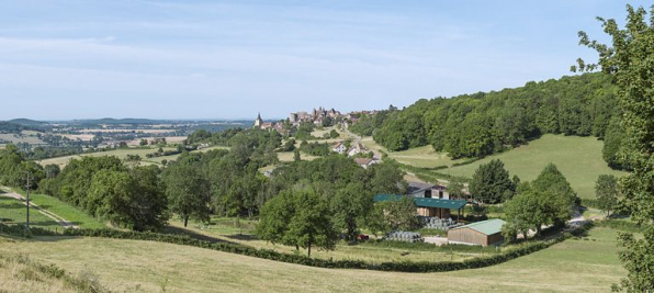 Panorama sur Châteauneuf, château et village, depuis l'est. © Région Bourgogne-Franche-Comté, Inventaire du patrimoine Panorama sur Châteauneuf, château et village, depuis l'est. © Région Bourgogne-Franche-Comté, Inventaire du patrimoine