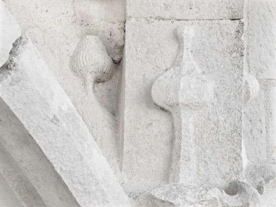 Logis des Hôtes : détail d'un fruit sculpté dans les moulures de la porte d'entrée principale. © Région Bourgogne-Franche-Comté, Inventaire du patrimoine