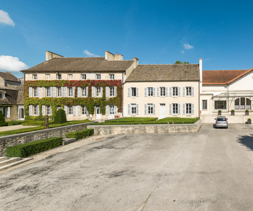 Façade antérieure des bureaux, installés sur l'ancienne esplanade du château. © Région Bourgogne-Franche-Comté, Inventaire du patrimoine Façade antérieure des bureaux, installés sur l'ancienne esplanade du château. © Région Bourgogne-Franche-Comté, Inventaire du patrimoine