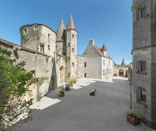 Logis des Hôtes et la cour vus de la tour carrée. © Région Bourgogne-Franche-Comté, Inventaire du patrimoine Logis des Hôtes et la cour vus de la tour carrée. © Région Bourgogne-Franche-Comté, Inventaire du patrimoine