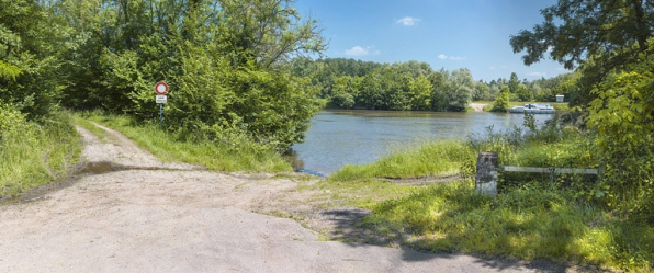 Vue depuis la rive droite. On peut voir sur la rive opposée la halte nautique. © Région Bourgogne-Franche-Comté, Inventaire du patrimoine