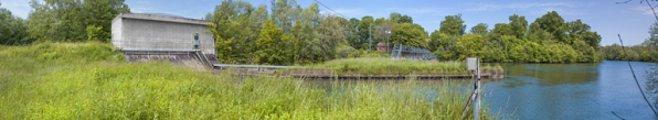 Vue d'ensemble du barrage avec la centrale hydroélectrique à gauche. © Région Bourgogne-Franche-Comté, Inventaire du patrimoine