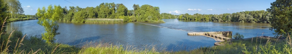 Vue d'ensemble du barrage avec le pertuis à droite et l'Ile de Fley en face. © Région Bourgogne-Franche-Comté, Inventaire du patrimoine