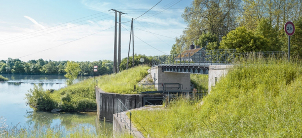 Porte de garde avec son pont. On distingue la maison du barragiste. © Région Bourgogne-Franche-Comté, Inventaire du patrimoine