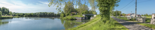 Au centre, la porte de garde marquant l'entrée de la dérivation. A gauche, le barrage et à droite le village d'Heuilley-sur-Saône. © Région Bourgogne-Franche-Comté, Inventaire du patrimoine