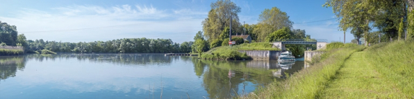 Vue d'ensemble. Bateau sortant de la dérivation d'Heuilley. © Région Bourgogne-Franche-Comté, Inventaire du patrimoine