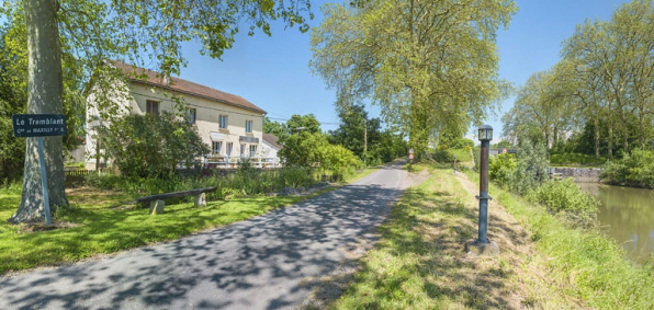 Le site d'écluse et l'ancien restaurant, au lieu-dit Le Tremblant, vus depuis la rive droite. © Région Bourgogne-Franche-Comté, Inventaire du patrimoine