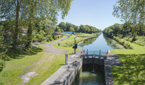 Vue des portes amont et du sas depuis le pont sur écluse. © Région Bourgogne-Franche-Comté, Inventaire du patrimoine