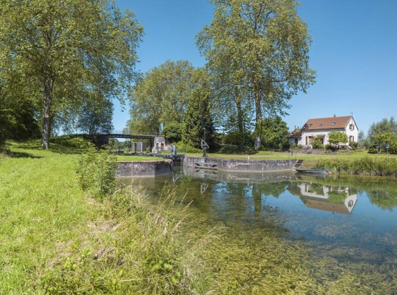 Vue d'amont. Maison éclusière à droite. © Région Bourgogne-Franche-Comté, Inventaire du patrimoine