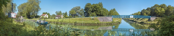 Vue d'ensemble de la passerelle avec l'entrée du canal entre Champagne et Bourgogne. A gauche, le site d'écluse 18. © Région Bourgogne-Franche-Comté, Inventaire du patrimoine